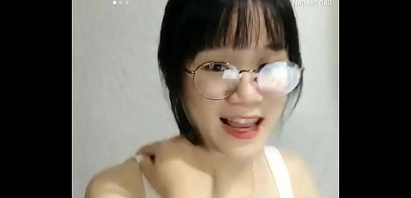  Em gái ăn mặc gợi cảm livestream Uplive